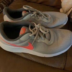 Women’s Nike tennis shoes